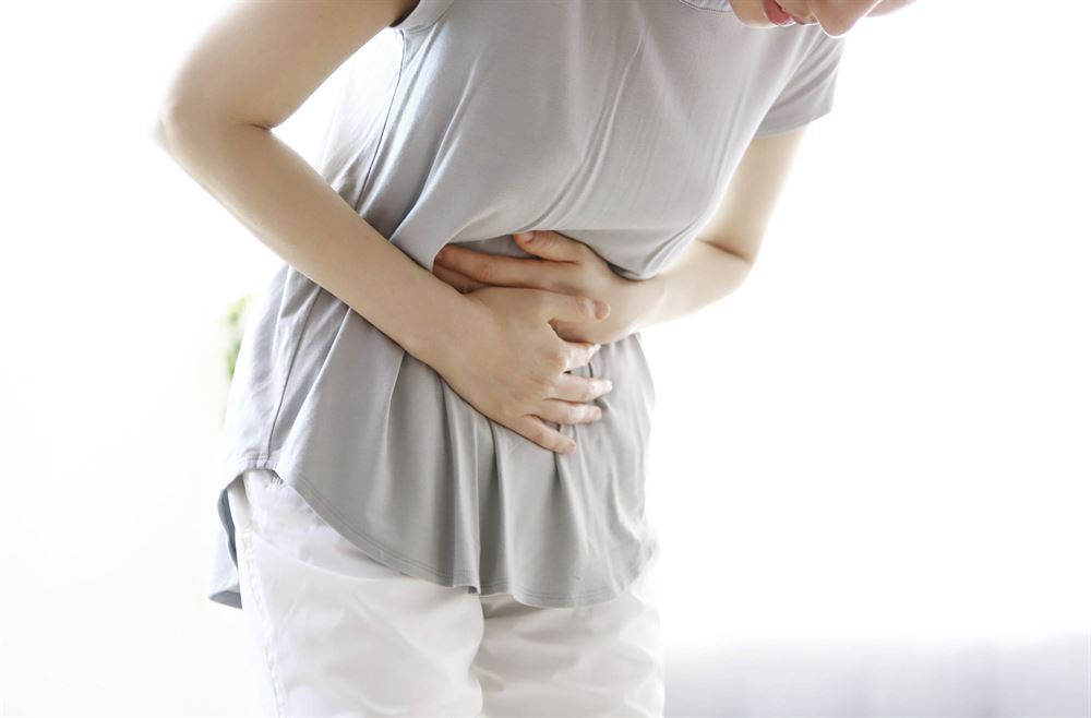 过年在家暴饮暴食后突发腹痛？千万不能揉肚子